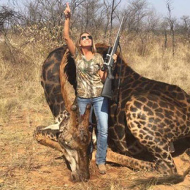 Tess Thompson Talley, una mujer estadounidense que estaba de viaje en África del Sur, se fotografía tras cazar un ejemplar de jirafa hembra. / @africlandpost