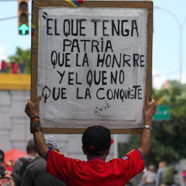 Seguidores del oficialismo participan en una movilización desde la avenida Nueva Granada hasta el Paseo los Próceres para conmemorar los 208 años del acta de independencia de Venezuela este viernes, en el Paseo de los Próceres, en Caracas (Venezuela).