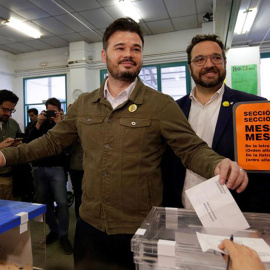 El candidato de ERC al Congreso Gabriel Rufián ejerce su derecho a voto en la escuela Ribatallada de Sabadell (Barcelona) | EFE/ Susanna Sáez