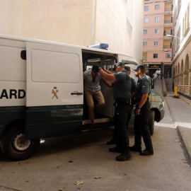 Los cuatro turistas alemanes detenidos por la presunta violación de una joven alemana en un hotel de la localidad mallorquina de Cala Rajada y que fueron arrestados en el aeropuerto de Palma cuando regresaban a su país, entran a disposición judicial en