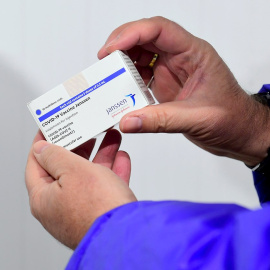 Una caja de vacunas de Janssen.