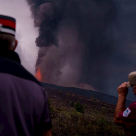 Dos vecinos observan la erupción del volcán de La Palma este miércoles 22 de septiembre.