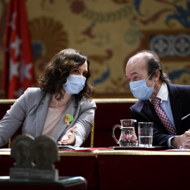 La presidenta de la Comunidad de Madrid, Isabel Díaz Ayuso y el consejero de Ciencia, Universidades e Innovación, Eduardo Sicilia, conversan durante la entrega de los Premios de Investigación de la Comunidad de Madrid "Miguel Catalán" y "Julián Marí