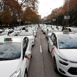 Cientos de taxis han congestionado la mañana de este miércoles la plaza de Colón hasta el Palacio de Cibeles para exigir al alcalde de Madrid, José Luis Martínez-Almeida, que escuche sus demandas.