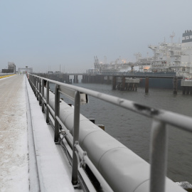 Imagen de la ceremonia de inauguración de la primera terminal de GNL (gas natural licuado) de Alemania en Wilhelmshaven.