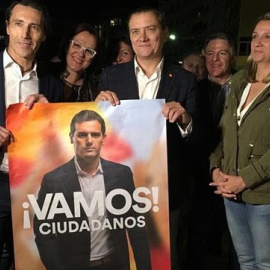 Miguel Garaulet, diputado en el Congreso por Ciudadanos y coordinador de las negociaciones en Murcia, junto con Isabel Franco, candidata a la Asamblea Regional, y miembros de su partido.