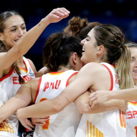 Celebración de las jugadoras de la selección española femenina de baloncesto. EFE
