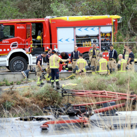 Vista del forat que ha causat l'incendi de la catenària al tall de l'R3. De fons, els bombers