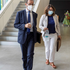 El jefe del Gabinete de la exministra de Exteriores Arancha González Laya, Camilo Villarino junto a su abogada a su llegada para comparecer. 13/09/2021