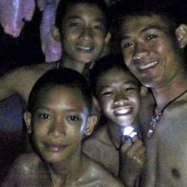 Imagen del entrenador y algunos de los menores encerrados en la cueva que enviaron a sus familias