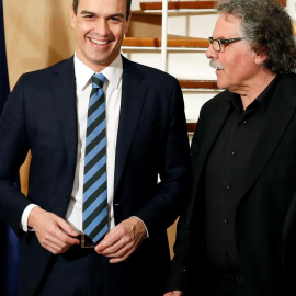 El secretario general del PSOE, Pedro Sánchez, y el portavoz parlamentario de ERC, Joan Tardà, momentos antes de reunirse en el marco de la ronda de contactos que está manteniendo el líder socialista con los grupos políticos antes de someterse a la i