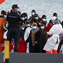 Imagen de archivo. La Salvamar Mizar rescata una patera de 56 inmigrantes subsaharianos en Fuerteventura.