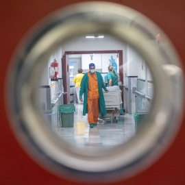 Personal sanitario trabaja en una planta del madrileño hospital Gregorio Marñón