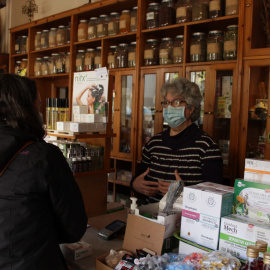 Maria Jesús, propietària del Herbolari del Born, porta més de 40 anys atenent en aquest establiment i reclama la regularització del sector dels herbolaris