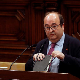 El primer secretario del PSC, Miquel Iceta, durante su intervención en el pleno del Parlamento de Cataluña. /EFE