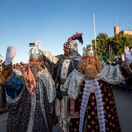 Los Reyes Magos saludan a los cientos de niños que le esperaban esta tarde en el Puerto de Valencia. EFE/Manuel Bruque