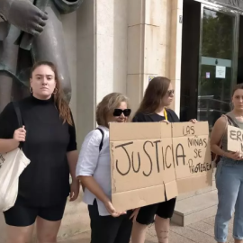 Manifestantes a las puertas del Palacio de Justicia, en Murcia, protestan por la condena a los empresarios por prostitución de menores, a 7 de octubre de 2024.