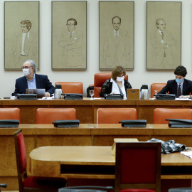 25/11/2020.- El diputado socialista Guillermo Antonio Meijón (2i) y la diputada de Unidas Podemos Pilar Garrido (2d) durante la comisión de Presupuestos celebrada, este miércoles, en el Congreso. EFE/ Ballesteros