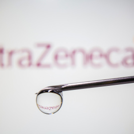 El nombre de la farmacéutica Astrazeneca se refleja en una gota de una jeringuilla