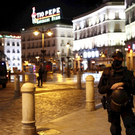 Miembros de la Policía Nacional en la madrileña Puerta del Sol, en una imagen de archivo.