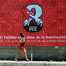 Valla publicitaria del VIII Congreso del Partido Comunista de Cuba, en La Habana.