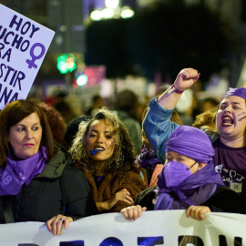 Varias mujeres sujetan una pancarta durante una manifestación contra las violencias machistas, a 25 de noviembre de 2022, en Santander
