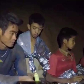 Captura de video cedida por el Ejército tailandés que muestra a varias de las personas atrapadas en la cueva. (EFE)