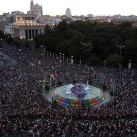 Vista de la manifestación del Orgullo 2019, bajo el lema “Mayores Sin Armarios: ¡Historia, Lucha y Memoria! Por una ley estatal", a su paso por el Ayuntamiento de Madrid en la plaza de Cibeles. EFE