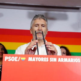 El ministro del Interior en funciones, Fernando Grande-Marlaska, interviene en el acto de bienvenida a las delegaciones LGTBI del PSOE que llegan a Madrid para participar en la manifestación del Orgullo. /EFE