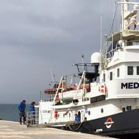 Uno de los barcos de la ONG italiana Mediterranea atracando en un puerto.