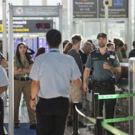 Agents de la Guàrdia Civil, als controls de seguretat de l'aeroport del Prat. EFE/Quique García