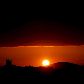 Amanecer sobre el monte Zorroaga de San Sebastián.