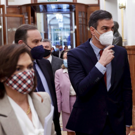 El presidente del Gobierno, Pedro Sánchez, la vicepresidenta Carmen Calvo y el ministro de Transportes, José Luis Ábalos.
