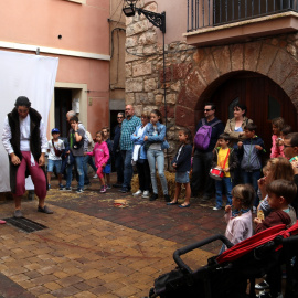 Pla general dels artistes i les famílies que han assistit a l'espectacle infantil del conte bandoler a la 16a Fira de Bandolers d'Alcover