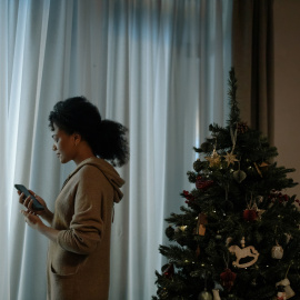 Foto de archivo de una mujer triste en Navidad
