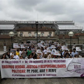 Imagen de archivo de una manifestación por las víctimas del accidente del tren Alvia ocurrido en Angrois (Santiago)./ EP