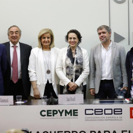 05/07/2018.- El presidente de CEPYME Antonio Garamendi (i), el presidente de la CEOE Juan Rosell (2i), la exministra de Empleo Fátima Bañez (3d), la ministra de Trabajo Magdalena Valerio (3i), el secretario general de CCOO Unai Sordo (2d), y el secretar