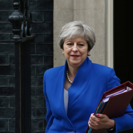 La primera ministra británica, Theresa May, saliendo de su residencia oficial en el número 10 de Downing Street, en Londres. REUTERS/Neil Hall