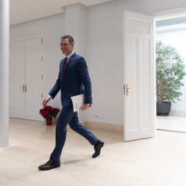 El presidente del Gobierno, Pedro Sánchez, a su llegada a una rueda de prensa tras el último Consejo de Ministros, en el Complejo de la Moncloa, a 27 de diciembre de 2022, en Madrid