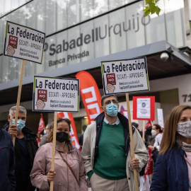 Los trabajadores del Banco Sabadell se manifiestan este jueves en una de las sucursales de la entidad.