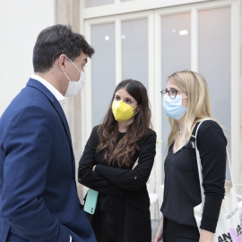 Sergi Sabrià (ERC) conversa amb Elsa Artadi (Junts) al Parlament abans del ple d'investidura del 26 de març.