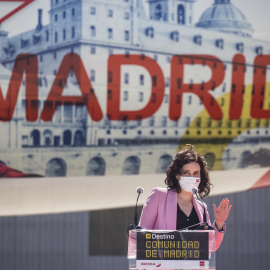 La presidenta de la Comunidad de Madrid, Isabel Díaz Ayuso, interviene durante una rueda de prensa con motivo de la presentación del avión de la compañía Iberia con la imagen de la Comunidad de Madrid, a 12 de abril de 2021.