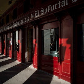 Vista de uno de los restaurantes que quedan abiertos en la Plaza Mayor de Madrid.