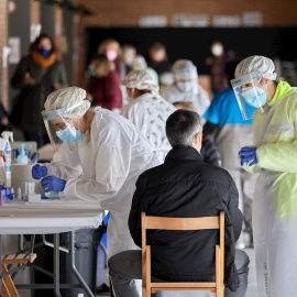 Sanitarios realizan PCR en la ciudad de Banyoles en la provincia de Girona.
