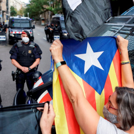 24/09/2021.- Varias personas participan en la manifestación de este viernes frente al Consulado de Italia en Barcelona para protestar contra por la detención ayer noche del expresidente de la Generalitat Carles Puigdemont en Cerdeña. EFE/ Quique Garcí