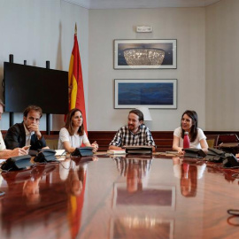 Reunión del grupo confederal de Unidas Podemos antes de la reunión entre Pablo Iglesias y Pedro Sánchez / EFE/Emilio Naranjo