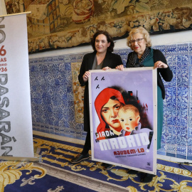 Ada Colau y Manuela Carmena, en la inauguración de la exposición 'No pasarán. Madrid, 1936'. Foto Ayuntamiento de Madrid