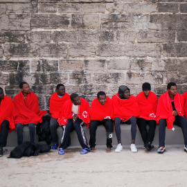 Decenas de personas migrantes, en el puerto de Tarifa (Cádiz) tras ser rescatados por Salvamento Marítimo en aguas del Estrecho a bordo de una pateras. REUTERS/Jon Nazca