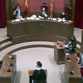 La sala durant el judici contra quatre acusats d'una violació múltiple a Sabadell, el 6 d'abril de 2021.