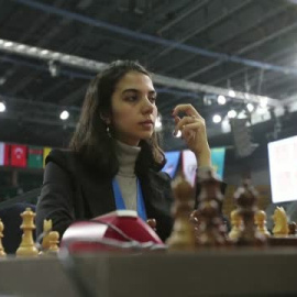 Dos mujeres iraníes compiten sin velo en el mundial de partidas rápidas de ajedrez en Kazajistán